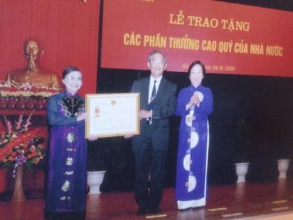 Phó chủ tịch nước Nguyễn Thị Doan trao tặng huân chương Hồ Chí Minh cho gia đình ông Đỗ Đình Thiện năm 2008.
